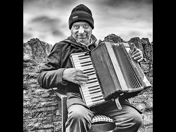 Busking © Dick Prior HC
