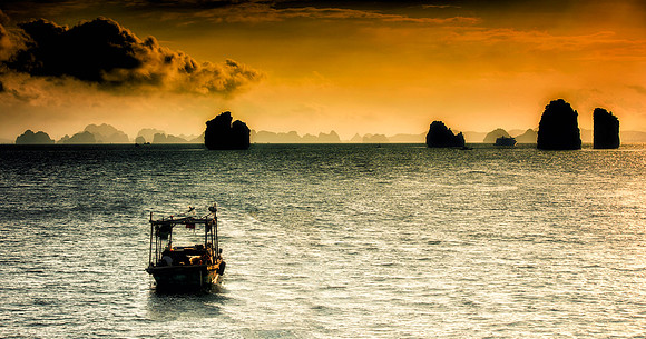 Ha Long Fishing Boat © Dick Prior - 3rd