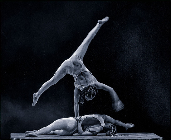 Shanghai Acrobats © Dick Prior - HC