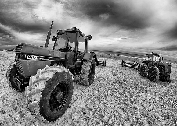 04 Beach Tractors © Dick Prior